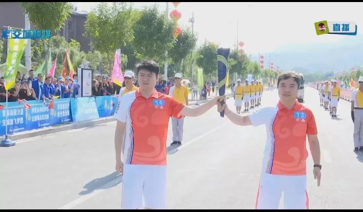 喜迎二青盛會(huì)，華鑫集團(tuán)接跑火炬?zhèn)鬟f！(圖2)