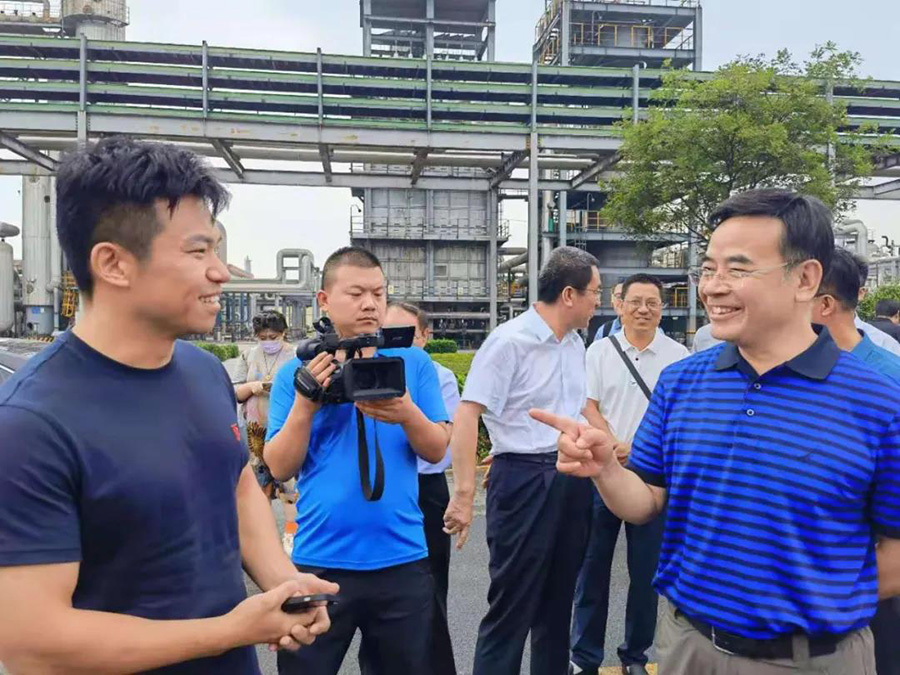 呂梁市委常委、市政府常務(wù)副市長(zhǎng)任忠與對(duì)外經(jīng)濟(jì)貿(mào)易等大學(xué)專家組一行蒞臨華鑫集團(tuán)考察指導(dǎo)(圖3)