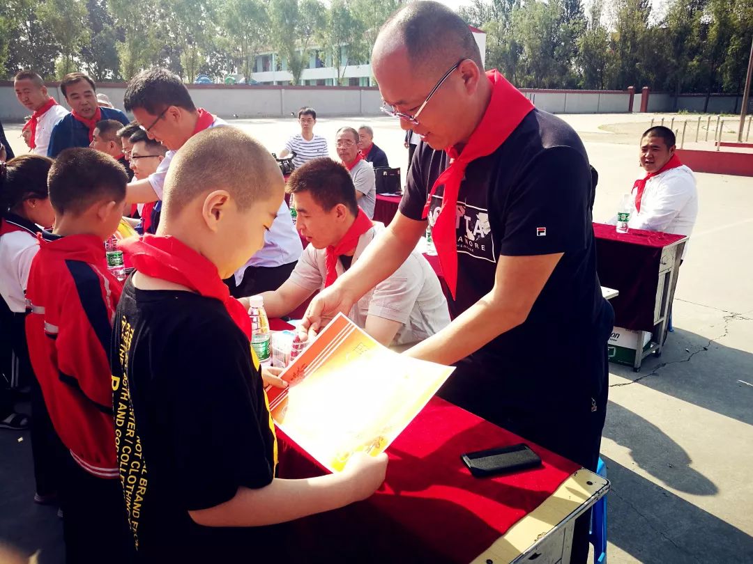 分享愛(ài)心，眾享溫情——華鑫集團(tuán)工會(huì)開(kāi)展“六一獻(xiàn)愛(ài)心”活動(dòng)(圖13)